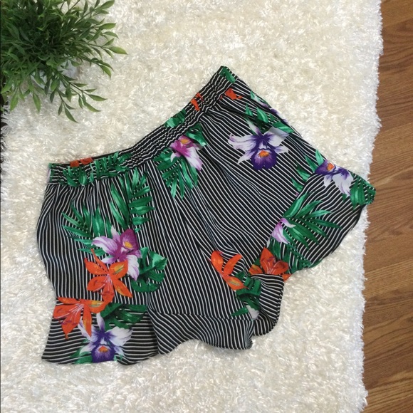 WhoWhatWear Shorts with Flounce 8 - Picture 2 of 8